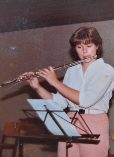 Junge Elke Flettner spielt Querflöte